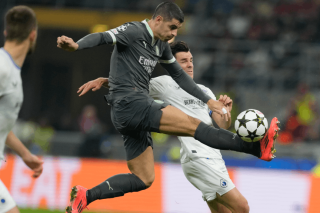 Champions League: Ο Alvaro Morata της Μίλαν και ο Hugo Vetlesen της Μπριζ στο στάδιο San Siro στο Μιλάνο